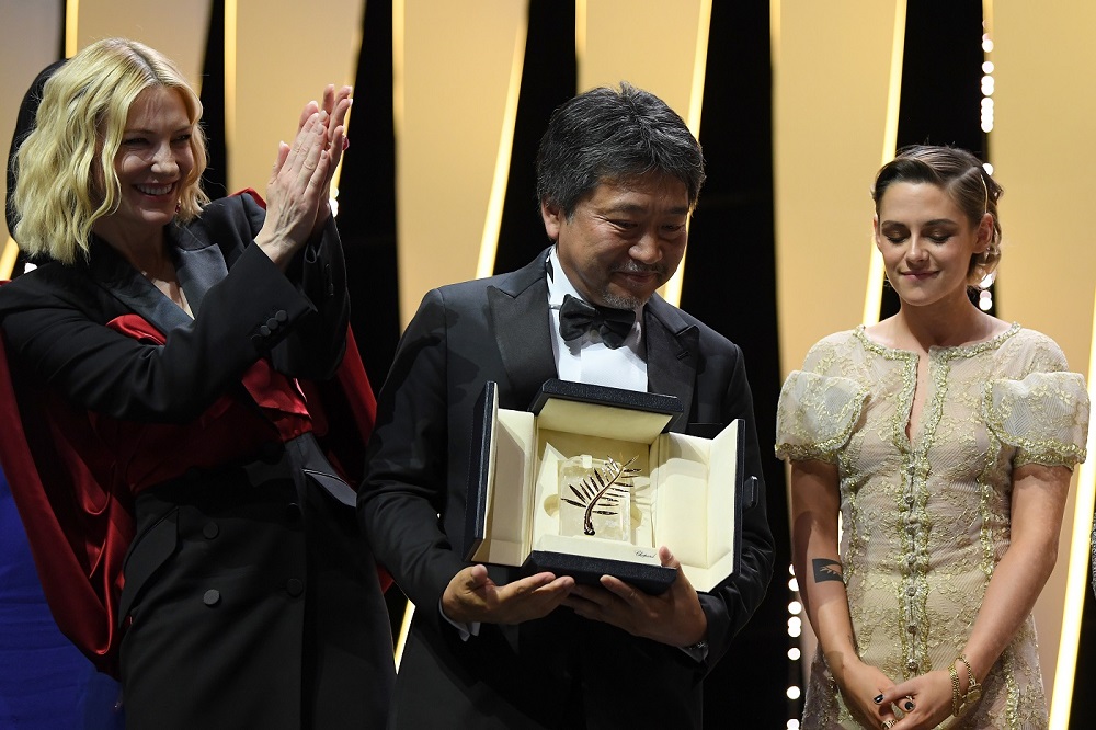 CANNES, FRANCE - MAY 19: Director Hirokazu Koreeda (C) winner of the Palme d'Or award for 'Shoplifters' (Manbiki Kazoku) pose on stage with jury poresident Cate Blanchett (L) and jury member Kristen Stewart during the closing ceremony of the 71st annual Cannes Film Festival at Palais des Festivals on May 19, 2018 in Cannes, France. (Photo by Pascal Le Segretain/Getty Images) *** Local Caption *** Hirokazu Koreeda; Cate Blanchett; Kristen Stewart