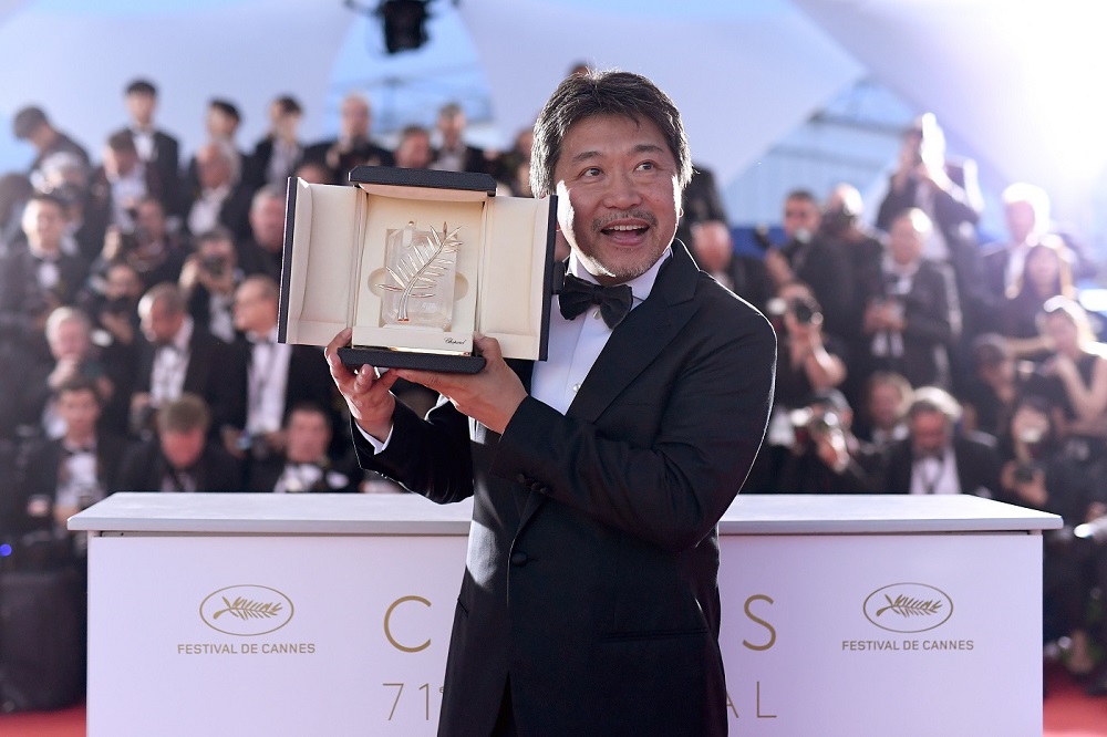 CANNES, FRANCE - MAY 19: Director Hirokazu Koreeda poses with the Palme d'Or award for 'Shoplifters' (Manbiki Kazoku) at the photocall the Palme D'Or Winner during the 71st annual Cannes Film Festival at Palais des Festivals on May 19, 2018 in Cannes, France. (Photo by Pascal Le Segretain/Getty Images) *** Local Caption *** Hirokazu Koreeda