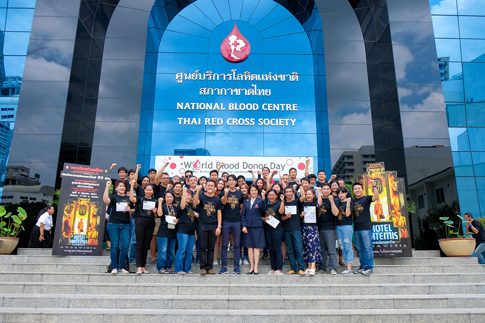 “ไต้ฝุ่น กนกฉัตร” นำทีมแขกวีไอพี 50 ชีวิตร่วมกิจกรรม “Hotel Artemis นองเลือดช่วยเพื่อน” ณ ศูนย์บริการโลหิตฯ สภากาชาดไทย