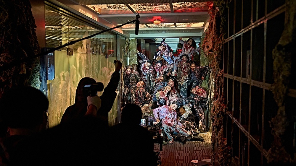 โหด ดิบ สดใหม่! “Colony ยึดร่างคลั่ง” เปิดเบื้องหลังความมันส์ตระการตา “เนรมิตตึกระฟ้า 33 ชั้น – ดีไซน์มูฟเมนต์ซอมบี้สุดคลั่ง – ลดซีจีเพิ่มความดิบ” กระหึ่ม “ยึดอันดับ 1 ทั่วเอเชีย” แฟนชาวไทยเตรียมคลั่ง 3 มิถุนายนนี้ ในโรงภาพยนตร์